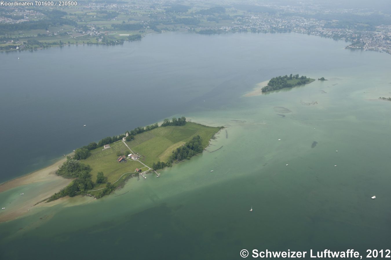 Die Inseln Ufenau (links) und Lützelau (rechts). Gegen obere, rechte Bildecke: Rapperswil, links oben: Feldbach.